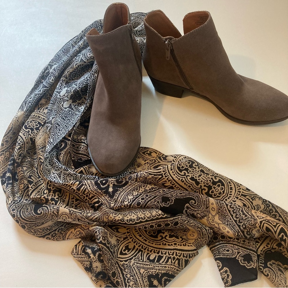 Lucky Brand taupe suede LP Banterre ankle boots